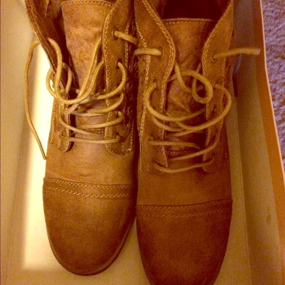 Combat boots crochet design on side