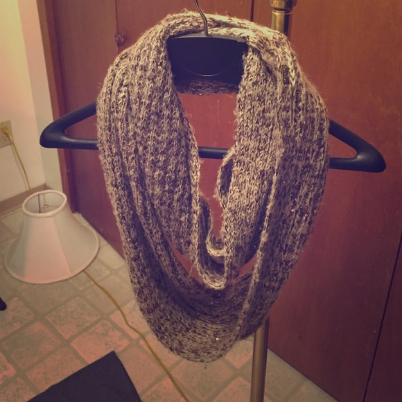 Calvin Klein scarf - Picture 1 of 3