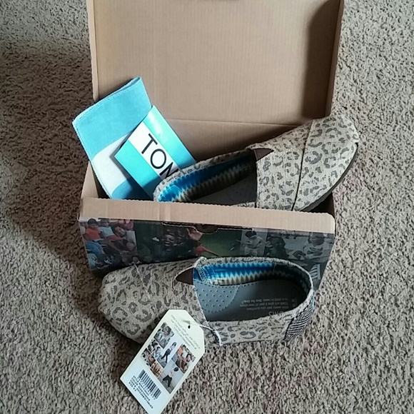 NWT Toms leopard burlap classic  slip on