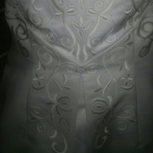 Amazing weding dress! - Picture 3 of 4