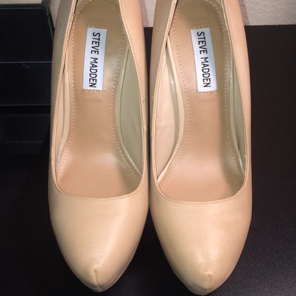 Steve Madden Nude / Tan Heels - Picture 2 of 3
