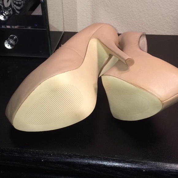Steve Madden Nude / Tan Heels - Picture 3 of 3