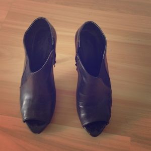 Open toe booties black