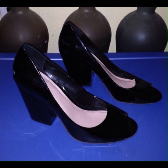 Vince Camuto black peep toe heels