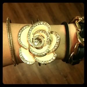 Nude Flower clasp bracelet!