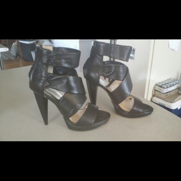 Mk Jennings Zip Back Black heels - Picture 2 of 3