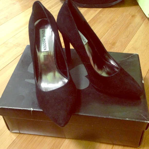Steve Madden black pumps.