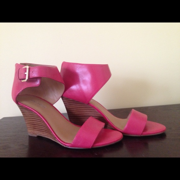 Nine West wedge in pink!