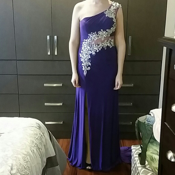 Long purple blingy prom dres Never been worn.