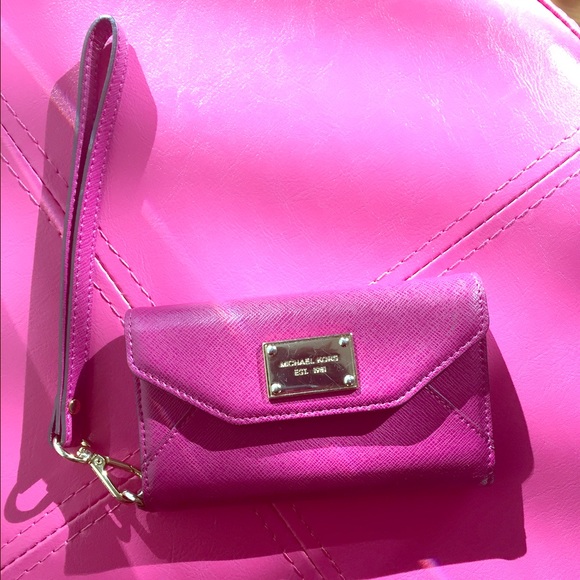 Michael Kors I Phone 5 Wristlet