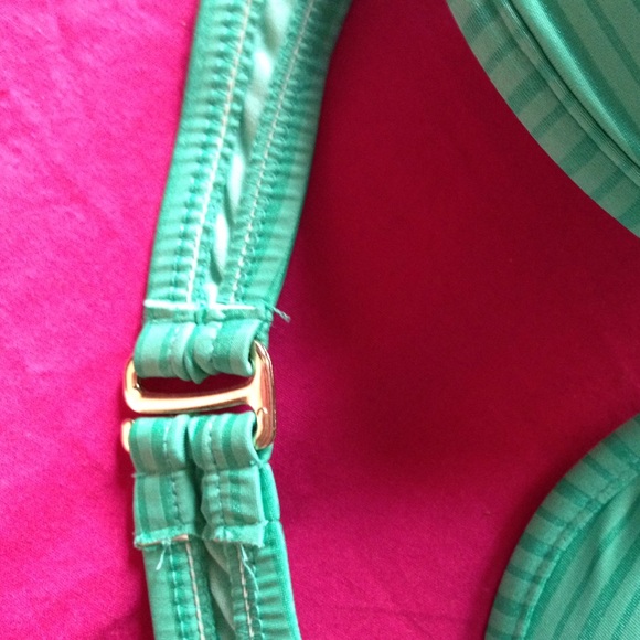 ✋SOLD✋Green bikini top - Picture 2 of 3