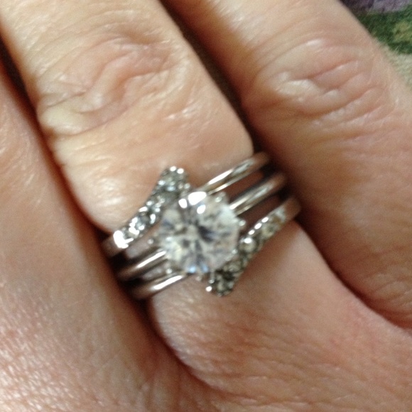 Avon Cubic Zirconia Solitare & Ring Guard set