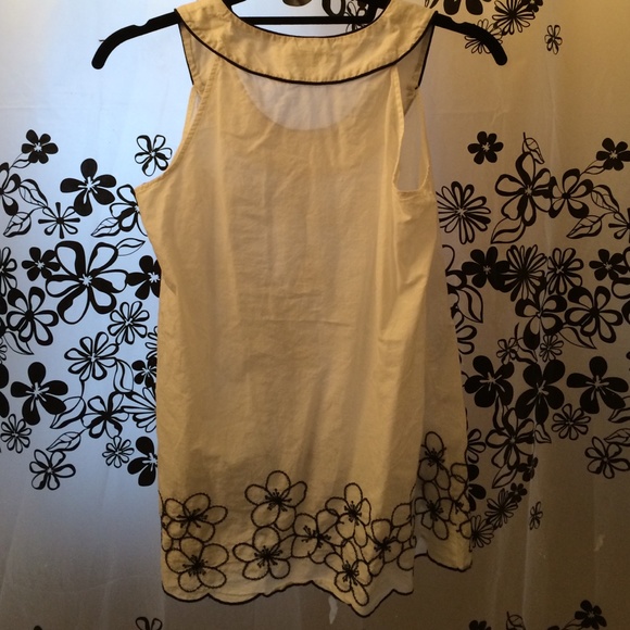 Sleeveless white and black top - Picture 3 of 4