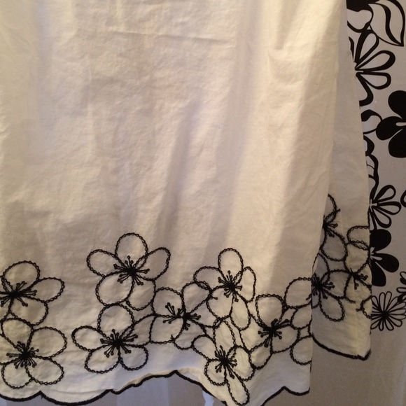 Sleeveless white and black top - Picture 4 of 4