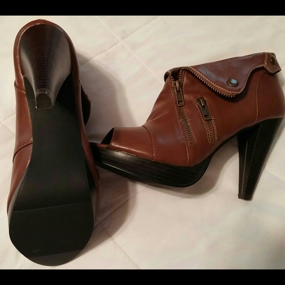 Tan open toe heels - Picture 3 of 3