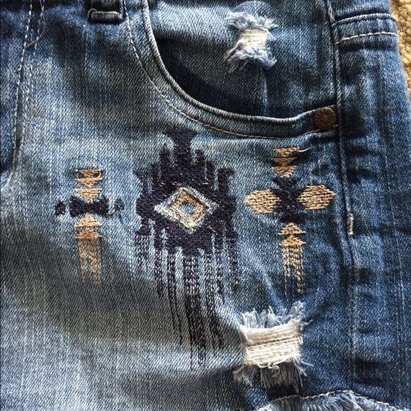 SOLD๐๐๐๐HIGH WAIST TRIBAL JEAN SHORTS๐ท - Picture 3 of 4