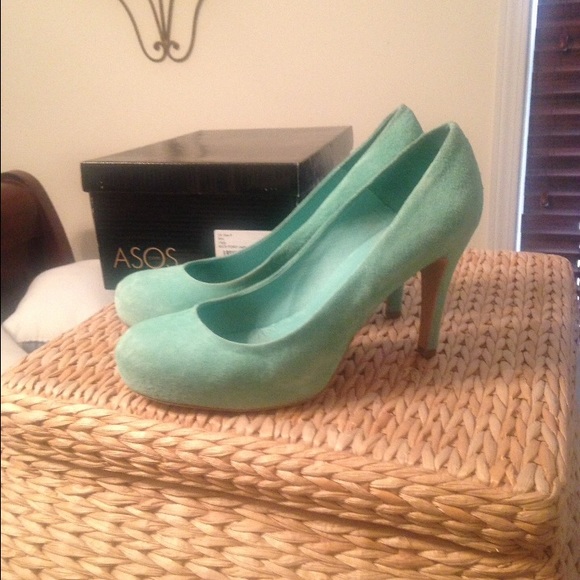 Genuine leather suede pumps