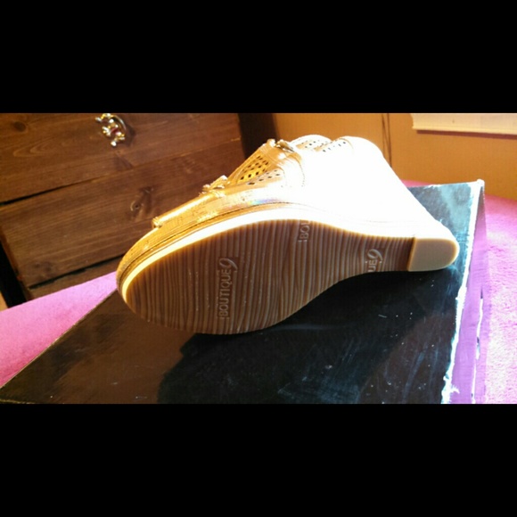 Gold Wedge Shoe - Picture 3 of 3