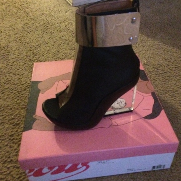 Jeffrey campbell-Roni MC 7.5