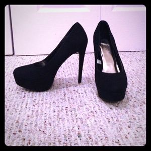 Black Xhilaration platform pumps!