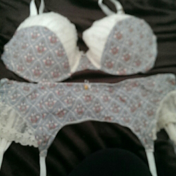 Jessica Simpson bra and garter set