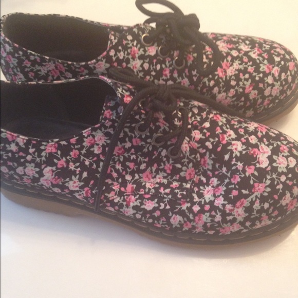 Floral print shoes