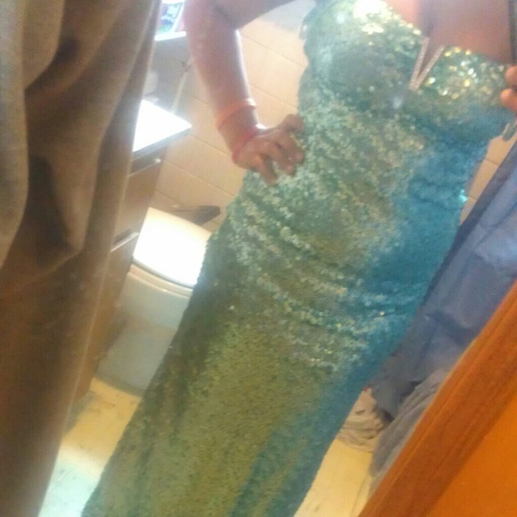 Prom dress - Picture 3 of 3