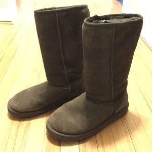 Choc. classic tall UGGS - will sell for $80 on Ⓜ️
