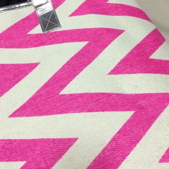 🚫SOLD🚫 Large Chevron Bag - Picture 2 of 3