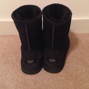 Black medium length UGG boots
