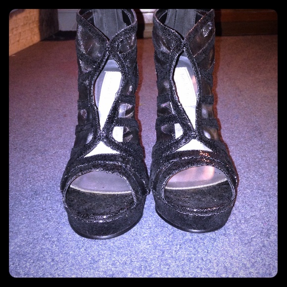 Size 8 heels - Picture 1 of 4