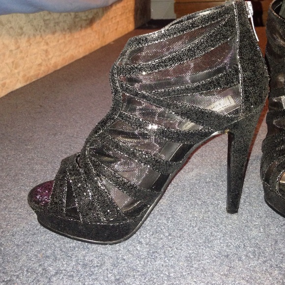 Size 8 heels - Picture 2 of 4