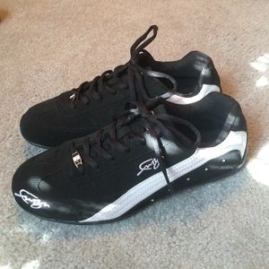 Black and white tennis shoes only worn once