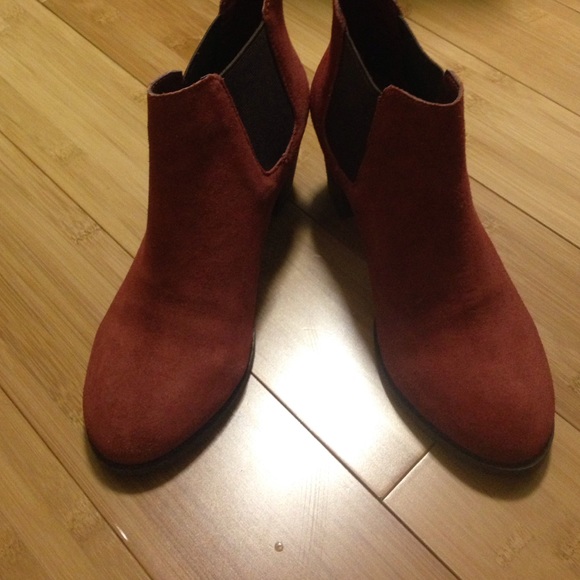 Suade red boots.
