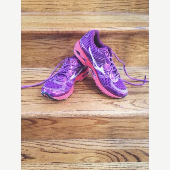 💲SOLD mizuno // purple + red running shoes.