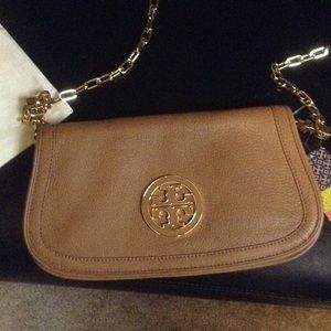 Tory Burch  BRAND NEW Amanda Logo Clutch.