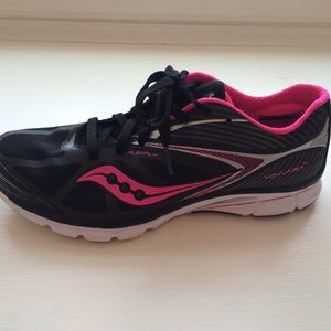 Saucony Kinvara 4 in Black & Pink