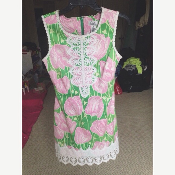 lilly pulitzer // floral + lace detailed dress.
