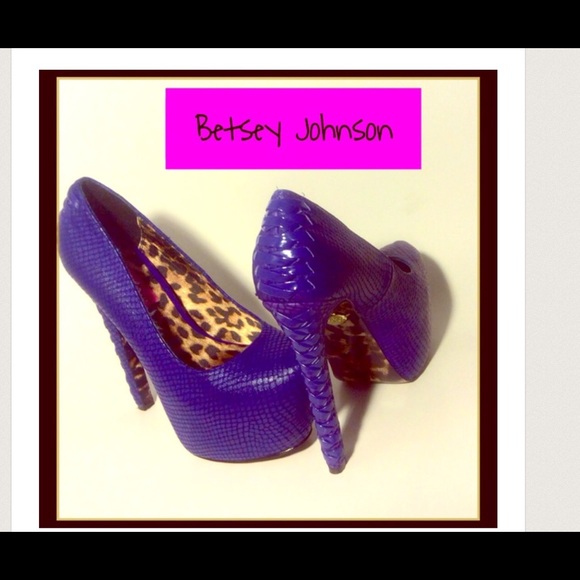 Betsey Johnson blue pumps