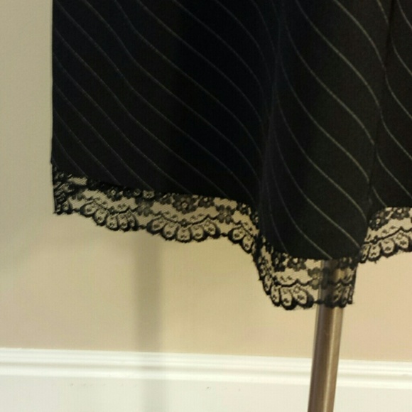 Little black dress pinstripe with lace trim - Picture 2 of 4