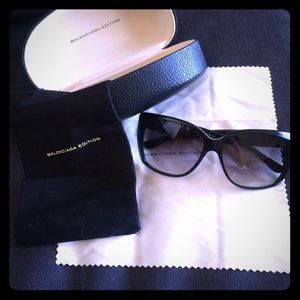 🎉SALE‼️🎉BEAUTIFUL BALENCIAGA SUNGLASSES!!