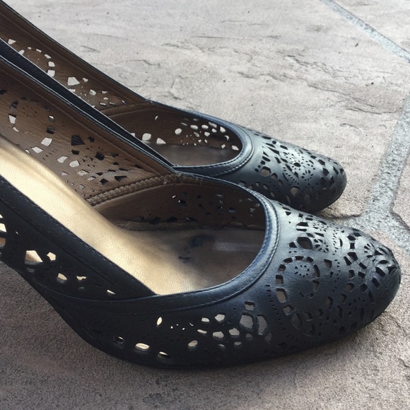 ALFANI cut out detailed heels. size 9.5