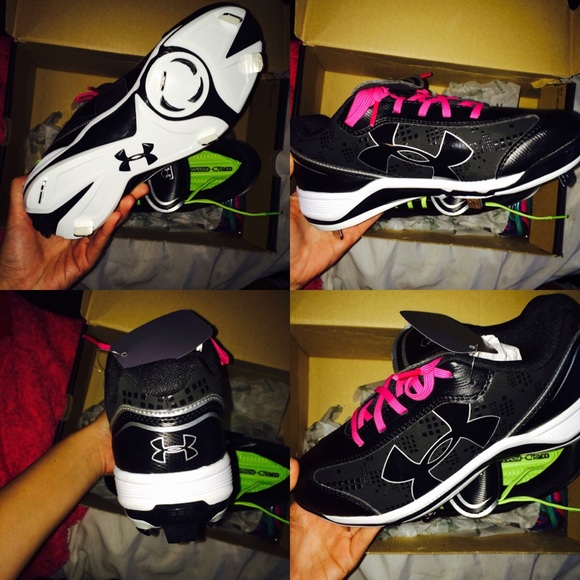 Metal softball cleats