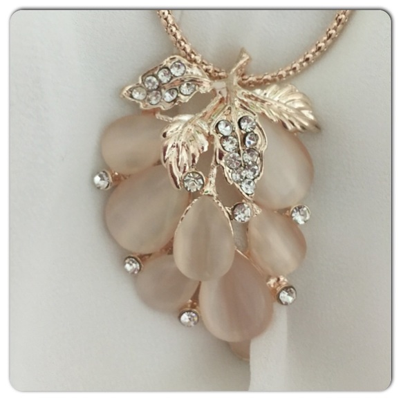 NWT Elegant Vintage Necklace