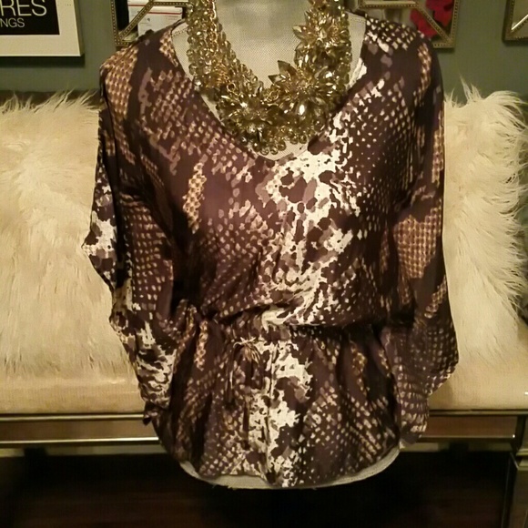 ❌❌SOLD in bundle❌❌Express snake print blouse