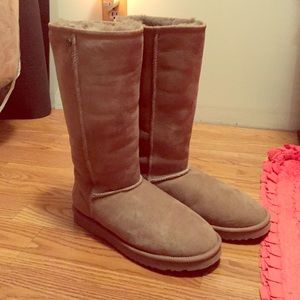 Kookaburra snow boots. Size 8. Tan or taupe color