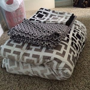 TWIN comforter set