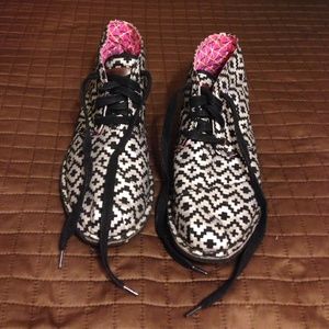 TRIBAL PRINT LACE UP ANKLE TOMS