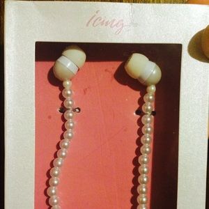Pearl headphones/ear buds Claire's