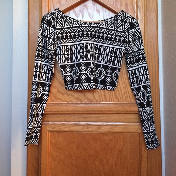 🚫SOLD🚫 Black and white long sleeve crop top